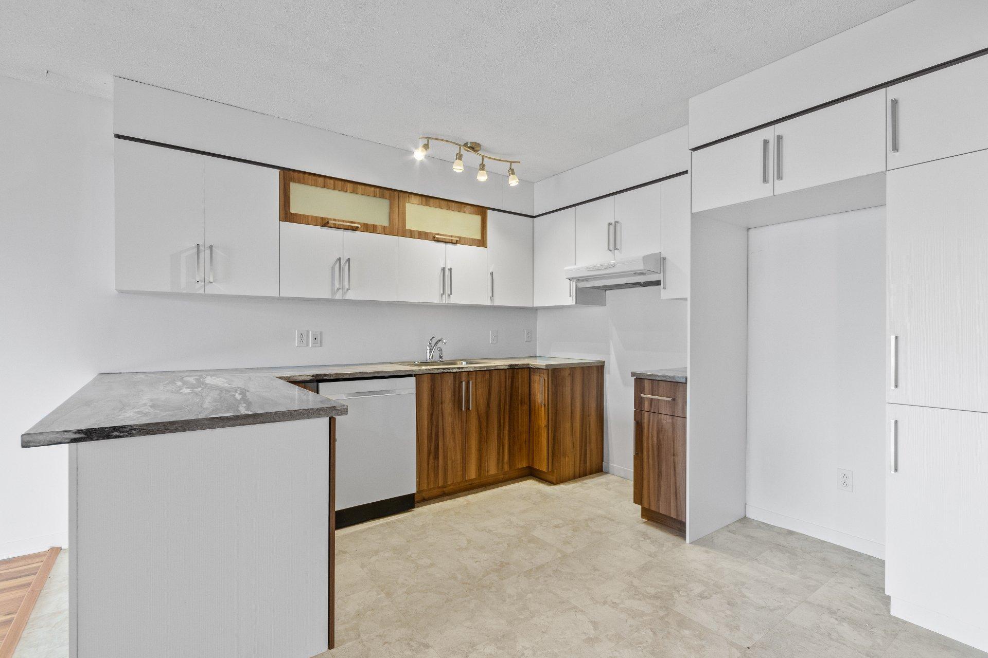 









2450


Boul. Jacques-Marcil

, 209,
Longueuil (Saint-Hubert),




QC
J3Y9A3

