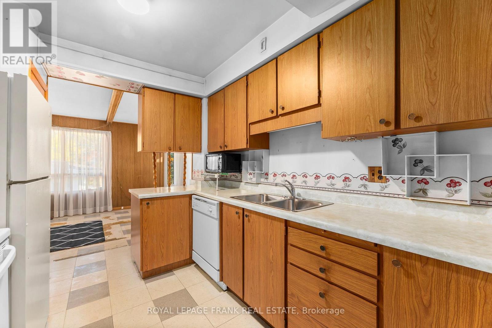 












1627 DUFFERIN STREET

,
Whitby (Port Whitby),




Ontario
L1N1B3

