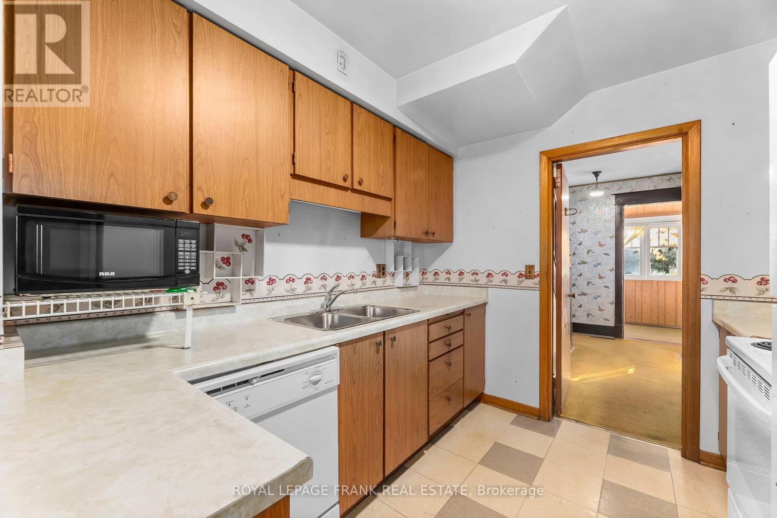 












1627 DUFFERIN STREET

,
Whitby (Port Whitby),




Ontario
L1N1B3

