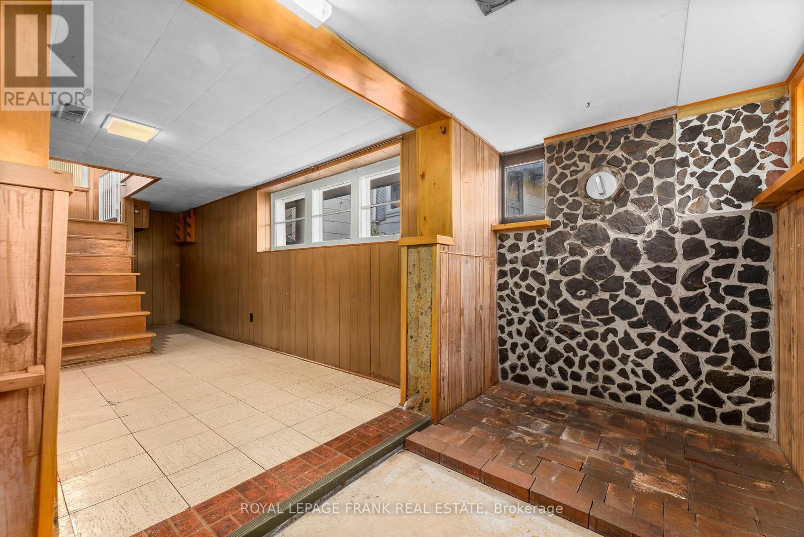 












1627 DUFFERIN STREET

,
Whitby (Port Whitby),




Ontario
L1N1B3

