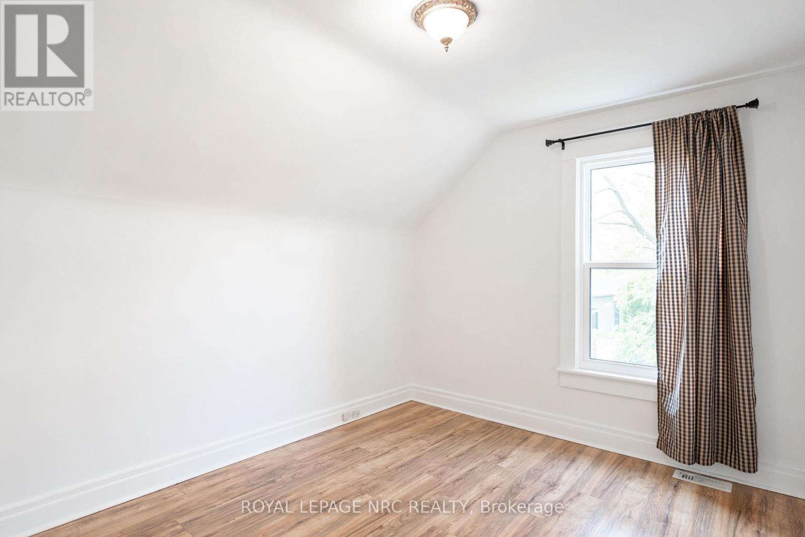 












4713 COOKMAN CRESCENT

,
Niagara Falls (Downtown),




Ontario
L2E1C1

