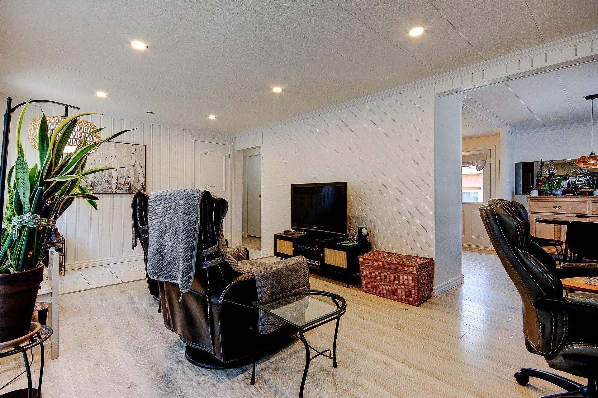 









3950


Boul. Sir-Wilfrid-Laurier

, 6,
Longueuil (Saint-Hubert),




QC
J3Y5Y9

