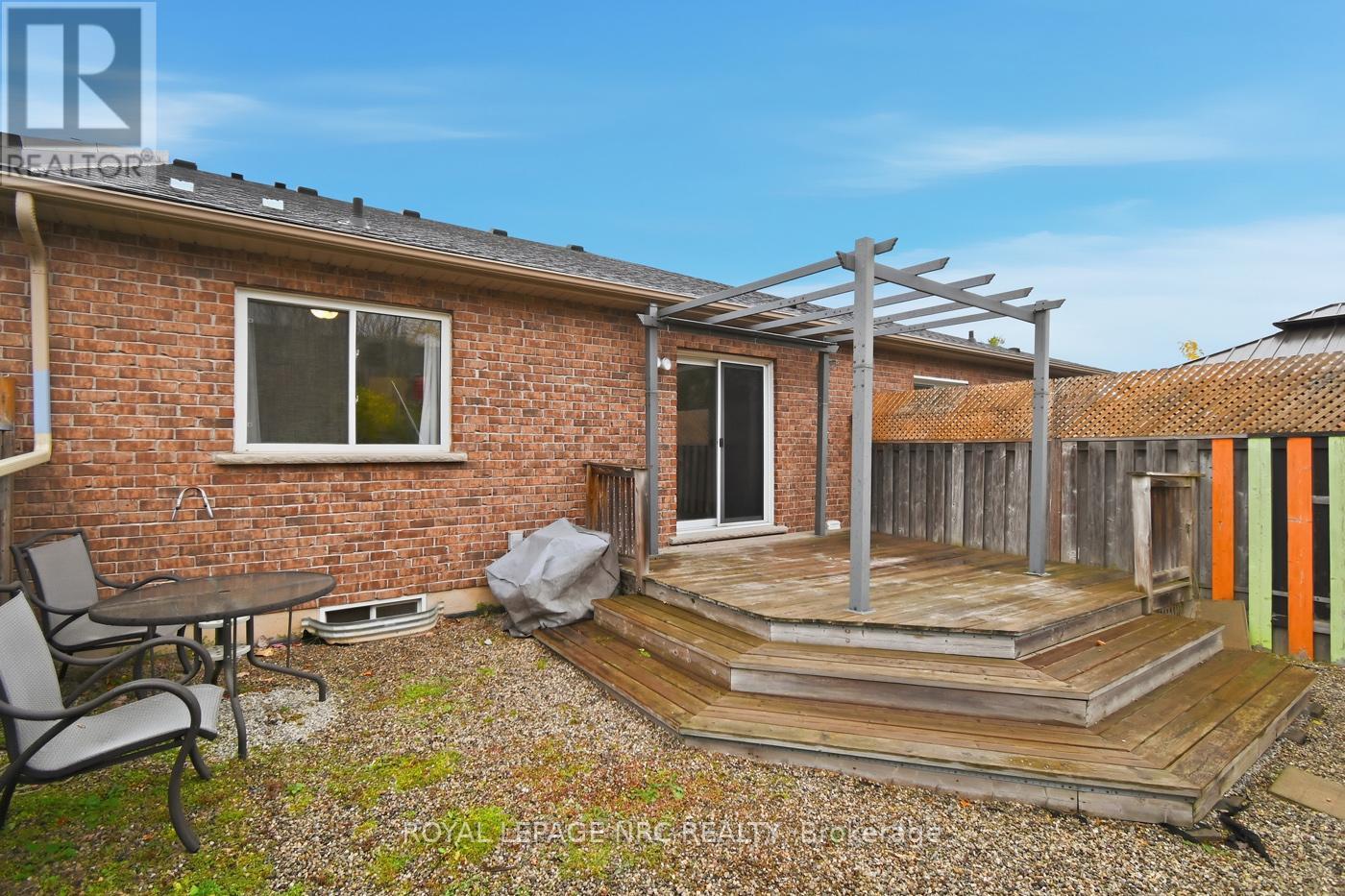 












18 BLUEGRASS CRESCENT

,
St. Catharines (Oakdale),




Ontario
L2P0A7

