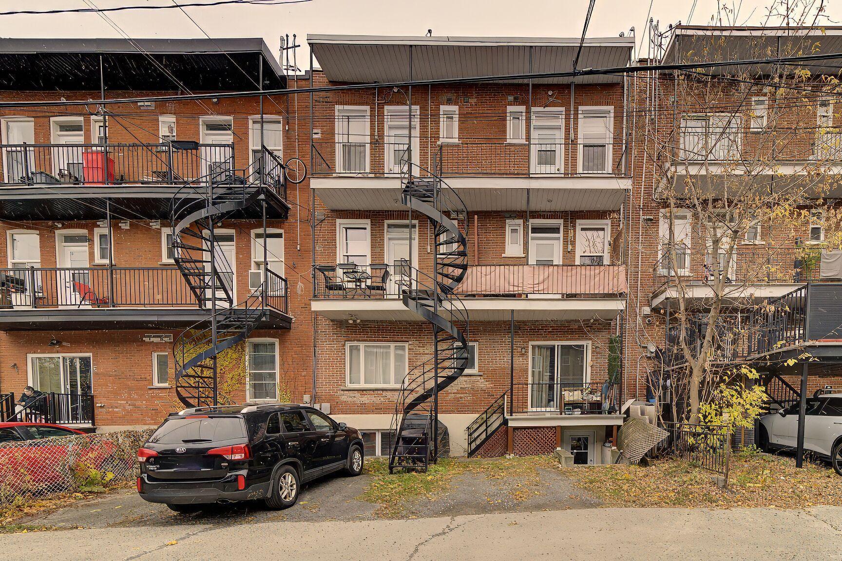 









5633

 - 5637B


14e Avenue

,
Montréal (Rosemont/La Petite-Patrie),




QC
H1X2W3

