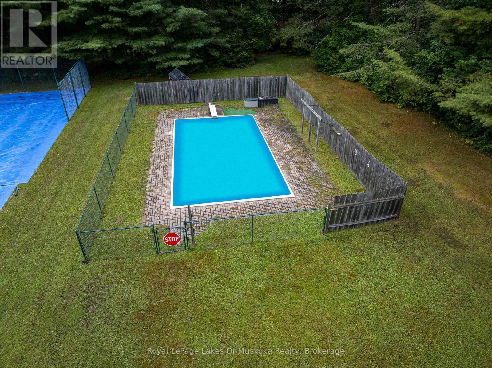 












574 RAVENSCLIFFE ROAD

,
Huntsville (Chaffey),




Ontario
P1H1N5

