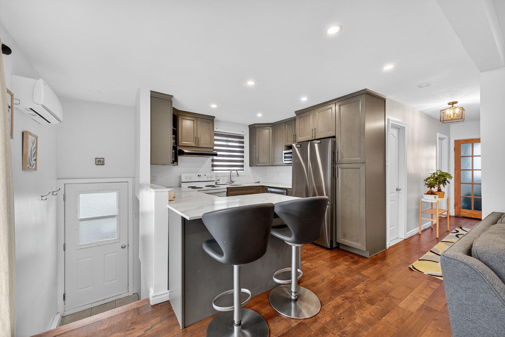 









1856


8e Avenue

,
Montréal (Rivière-des-Prairies/Pointe-aux-Trembles),




QC
H1B4H6

