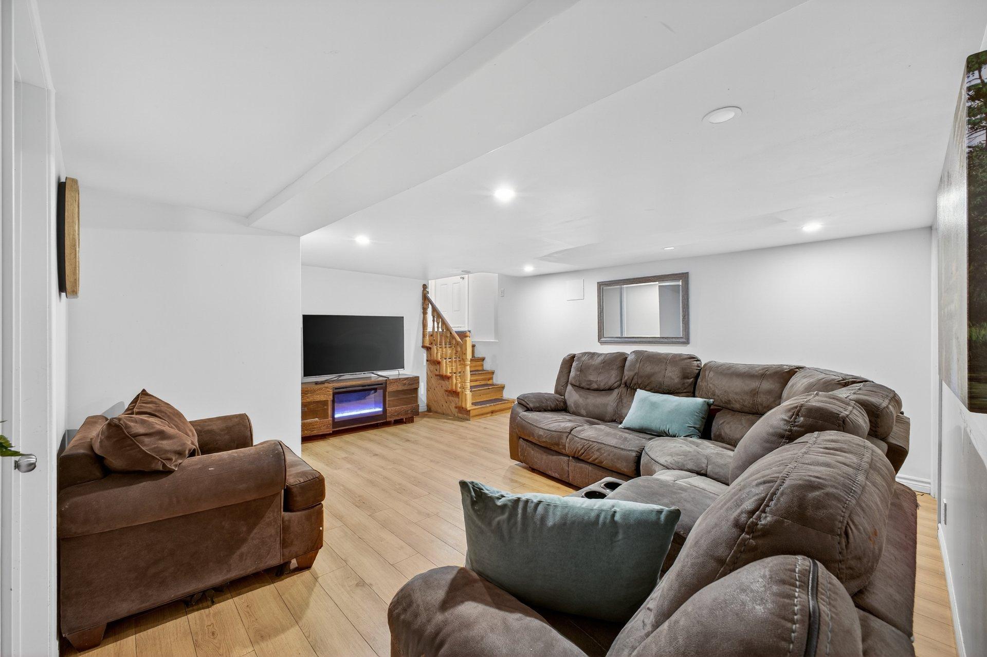 









1856


8e Avenue

,
Montréal (Rivière-des-Prairies/Pointe-aux-Trembles),




QC
H1B4H6

