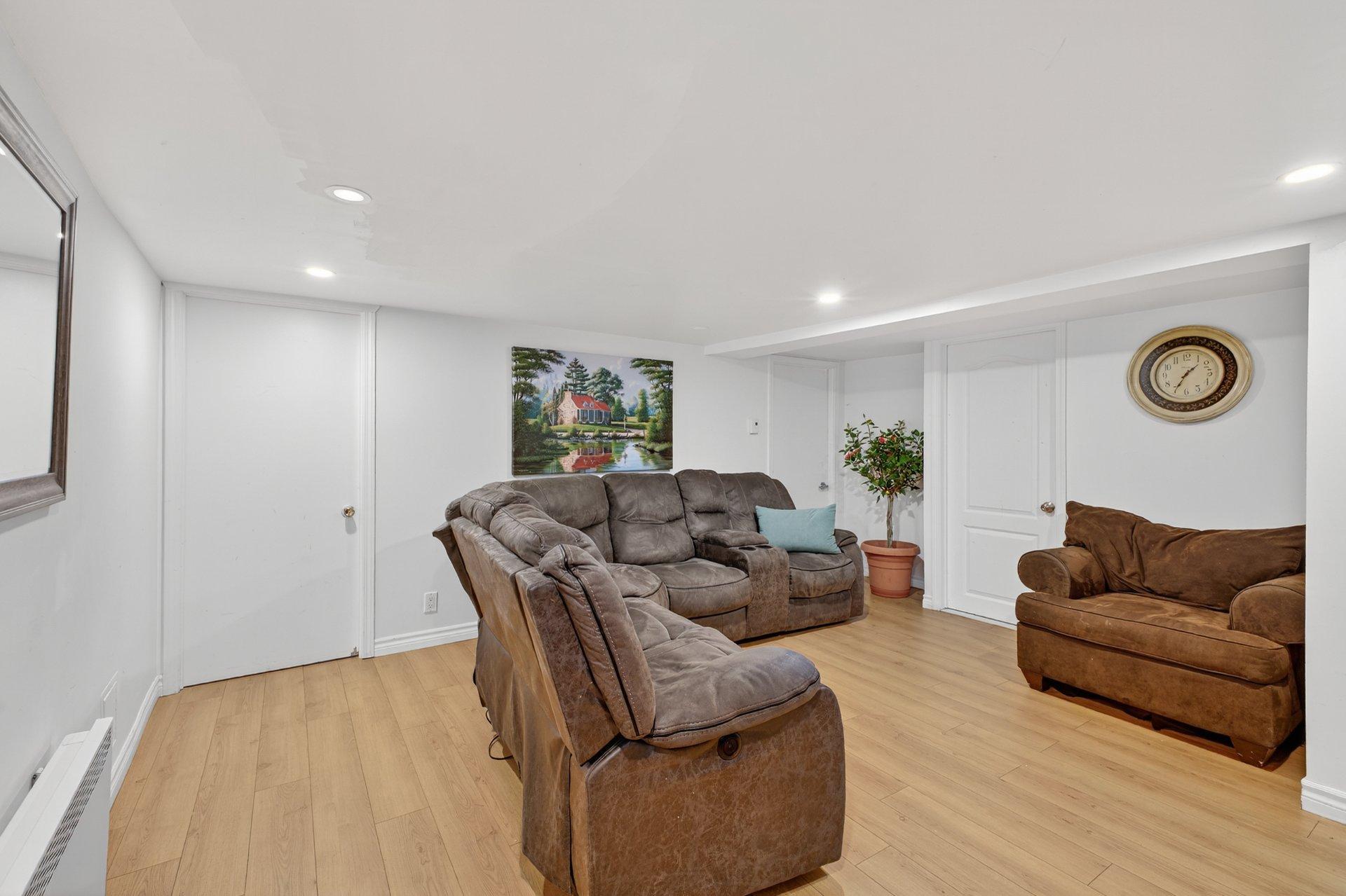 









1856


8e Avenue

,
Montréal (Rivière-des-Prairies/Pointe-aux-Trembles),




QC
H1B4H6

