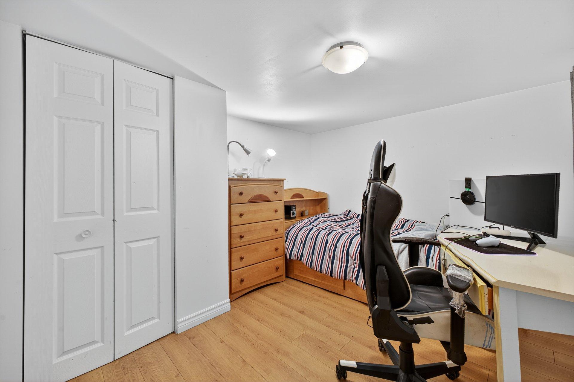 









1856


8e Avenue

,
Montréal (Rivière-des-Prairies/Pointe-aux-Trembles),




QC
H1B4H6

