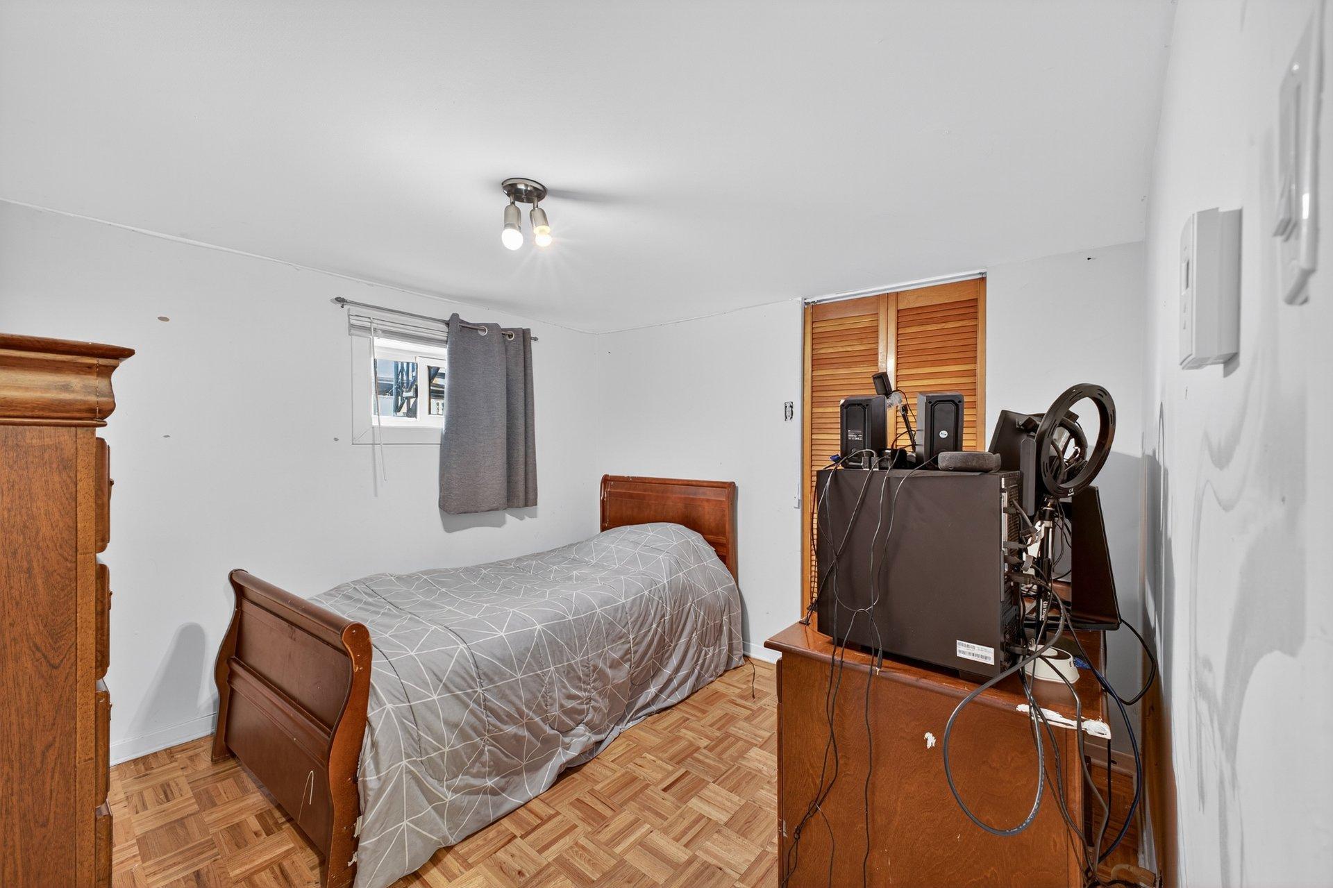 









1856


8e Avenue

,
Montréal (Rivière-des-Prairies/Pointe-aux-Trembles),




QC
H1B4H6

