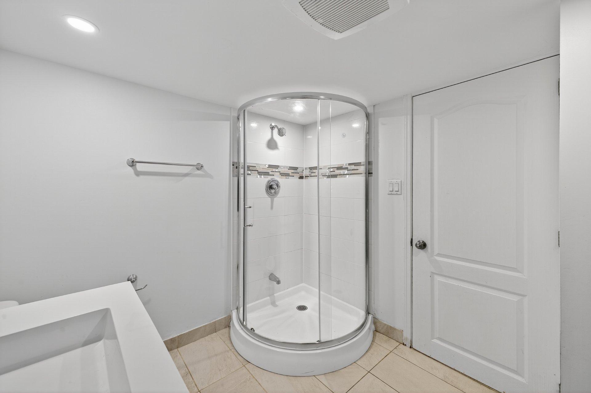 









1856


8e Avenue

,
Montréal (Rivière-des-Prairies/Pointe-aux-Trembles),




QC
H1B4H6

