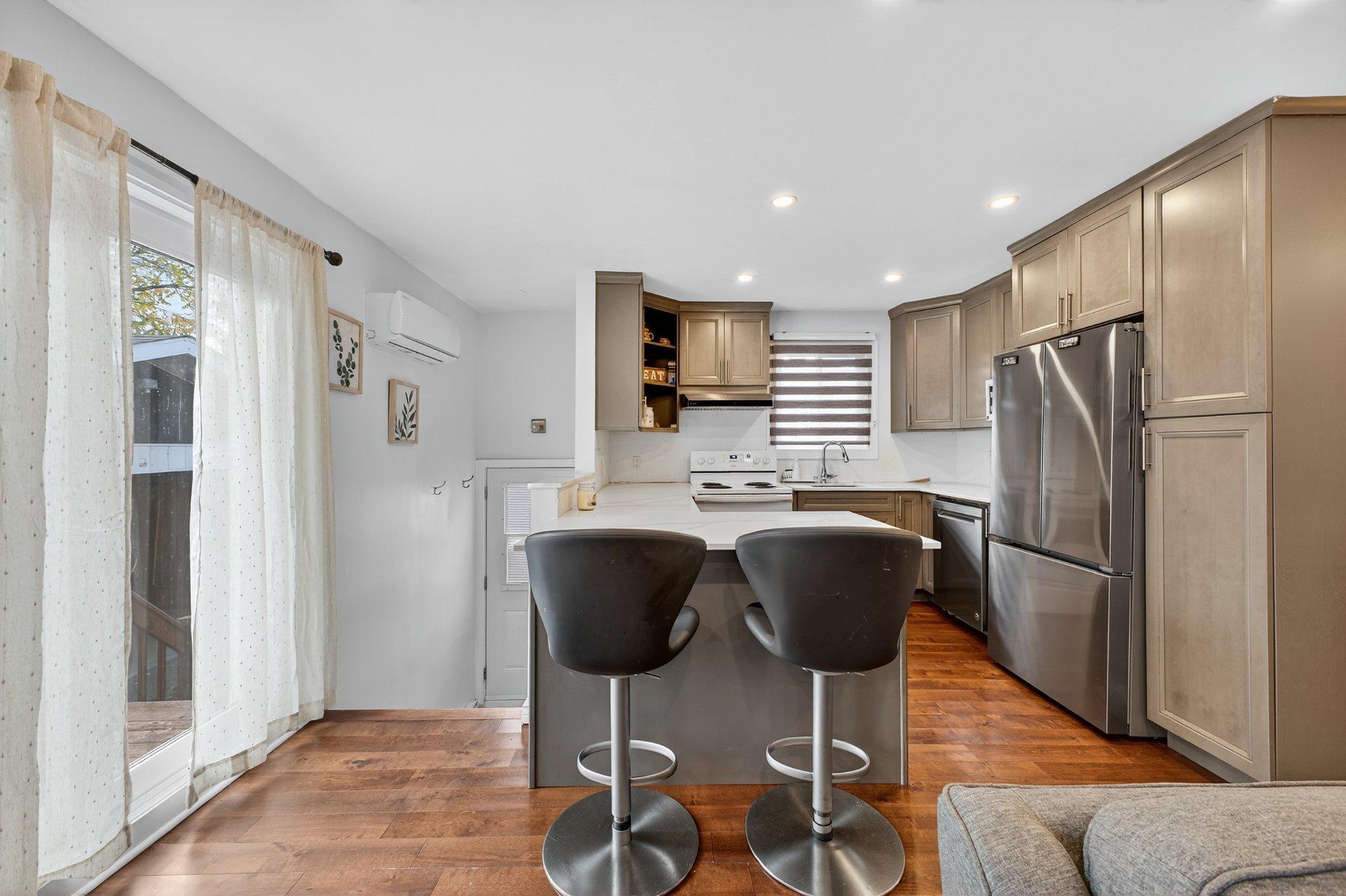 









1856


8e Avenue

,
Montréal (Rivière-des-Prairies/Pointe-aux-Trembles),




QC
H1B4H6

