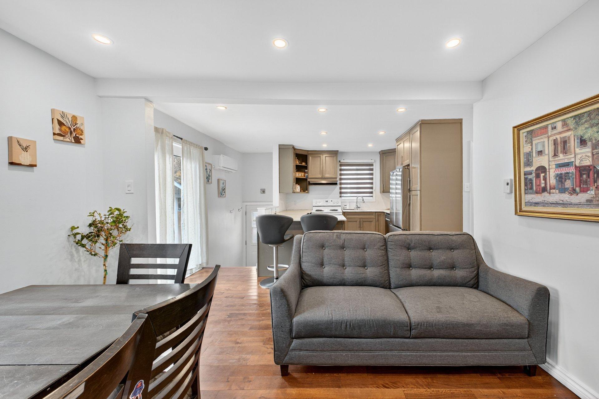 









1856


8e Avenue

,
Montréal (Rivière-des-Prairies/Pointe-aux-Trembles),




QC
H1B4H6

