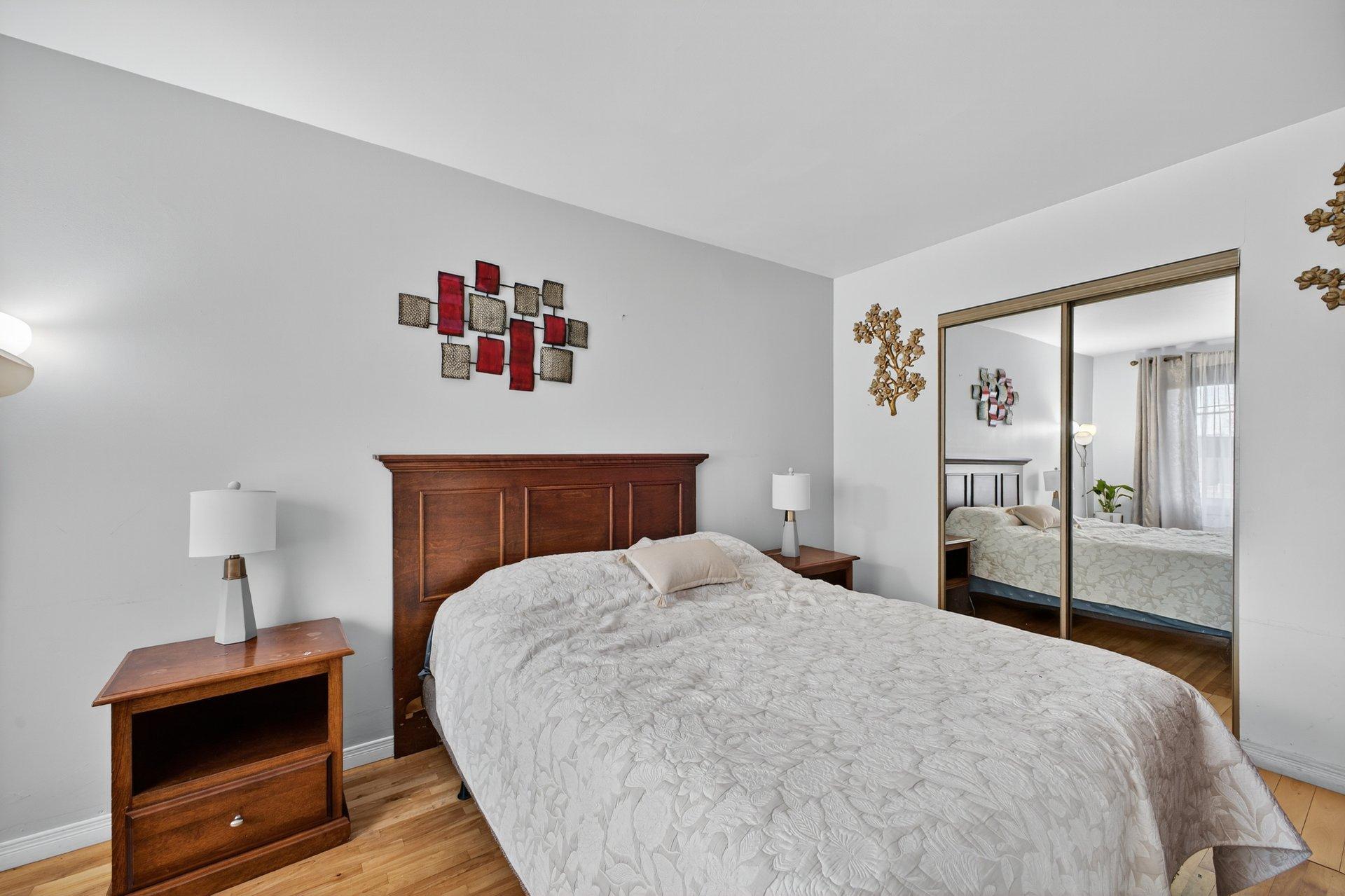 









1856


8e Avenue

,
Montréal (Rivière-des-Prairies/Pointe-aux-Trembles),




QC
H1B4H6

