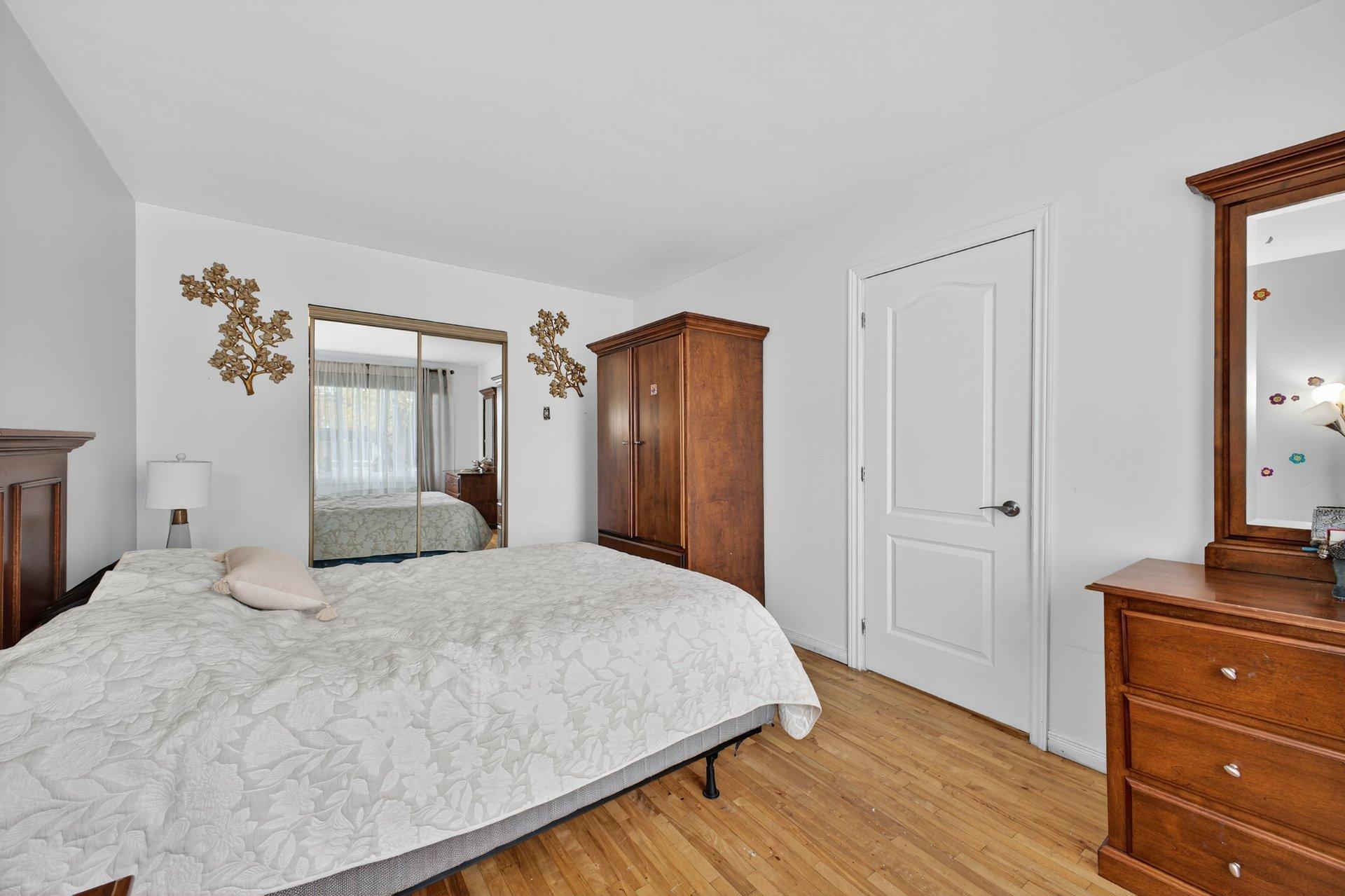 









1856


8e Avenue

,
Montréal (Rivière-des-Prairies/Pointe-aux-Trembles),




QC
H1B4H6

