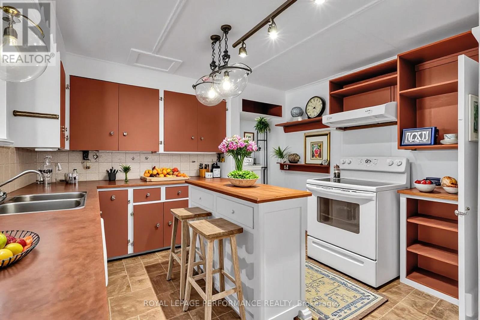 












115 FIFTH STREET E

,
Cornwall,




Ontario
K6H2L6

