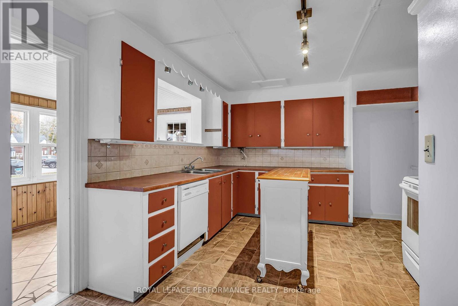 












115 FIFTH STREET E

,
Cornwall,




Ontario
K6H2L6

