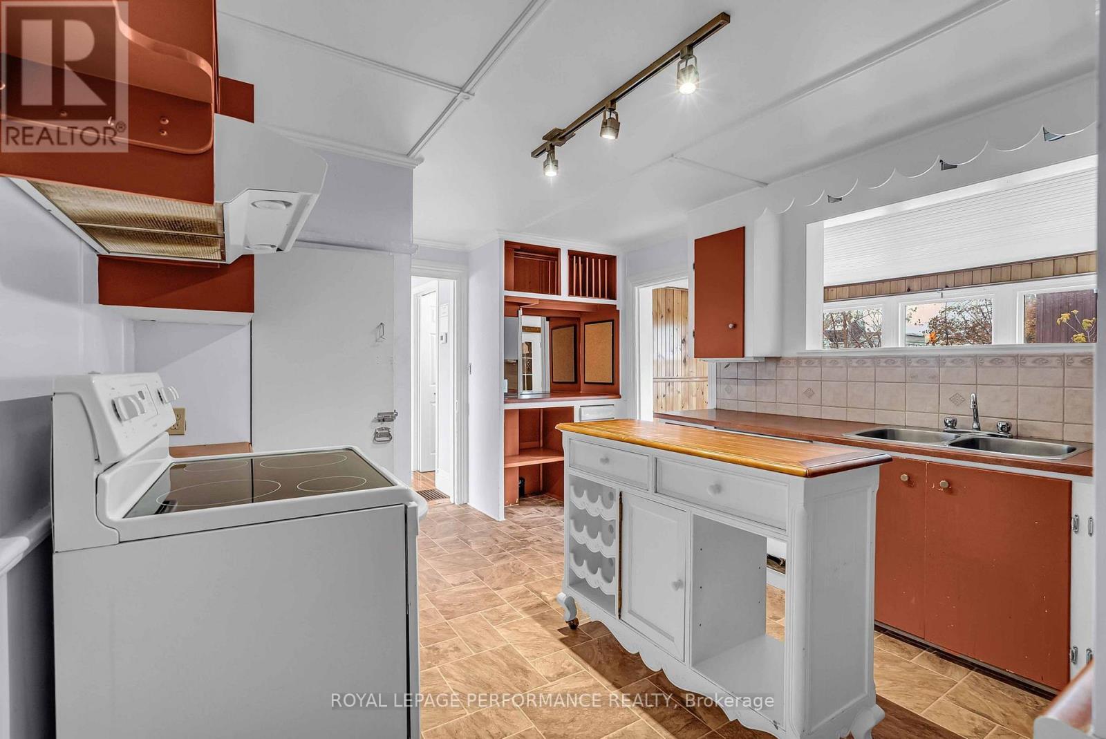 












115 FIFTH STREET E

,
Cornwall,




Ontario
K6H2L6

