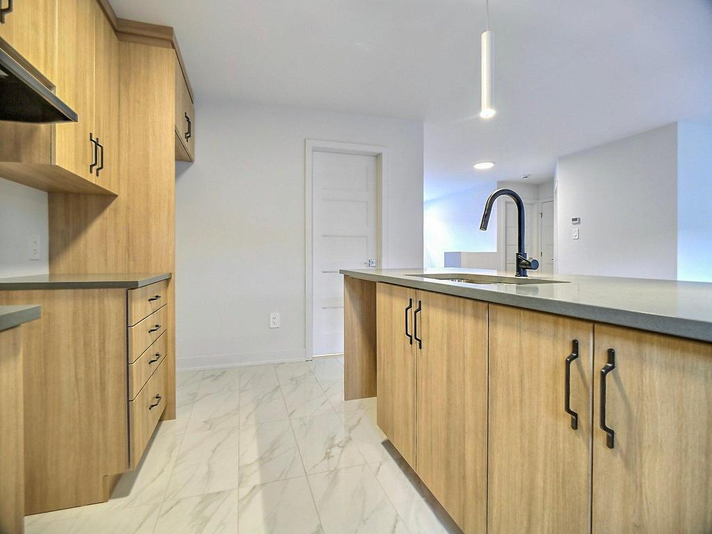 









77


Rue Jolicoeur

,
Hull (Gatineau),




QC
J8Y1A8

