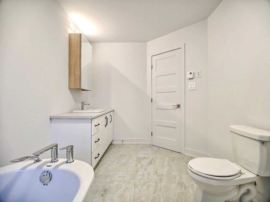 









77


Rue Jolicoeur

,
Hull (Gatineau),




QC
J8Y1A8

