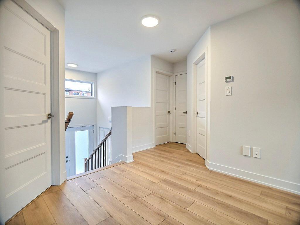 









77


Rue Jolicoeur

,
Hull (Gatineau),




QC
J8Y1A8

