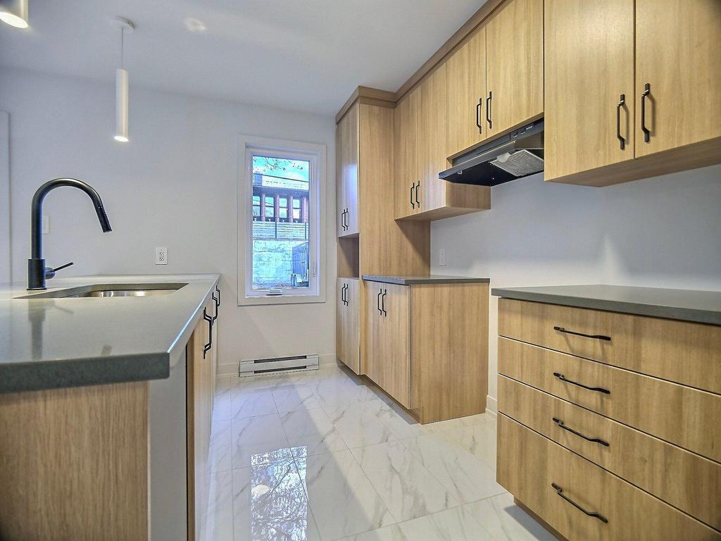 









77


Rue Jolicoeur

,
Hull (Gatineau),




QC
J8Y1A8

