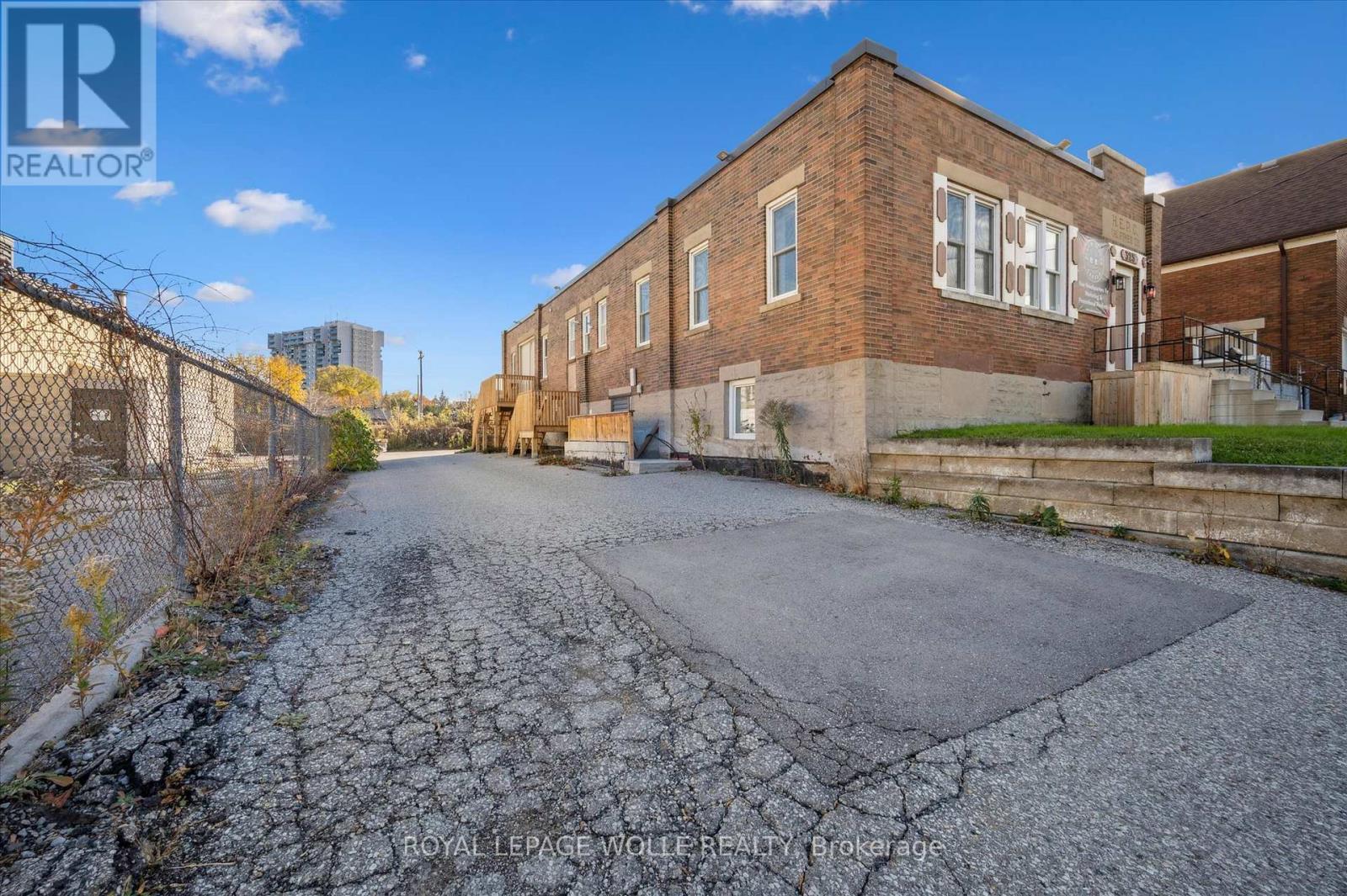 












325 BREITHAUPT STREET

,
Waterloo,




Ontario
N2H5H6

