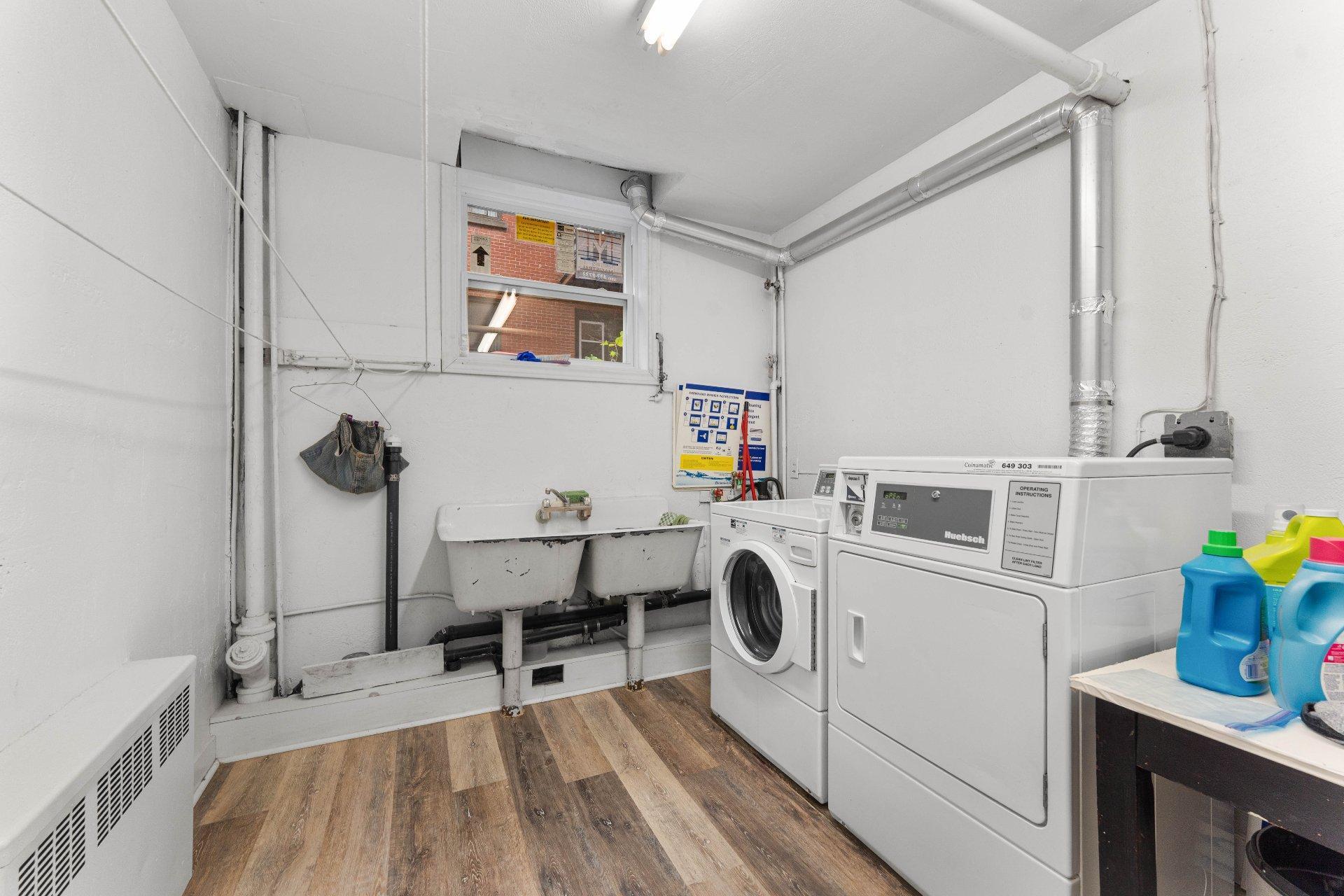 









3145


Av. Linton

, 6,
Montréal (Côte-des-Neiges/Notre-Dame-de-Grâce),




QC
H3S1S5

