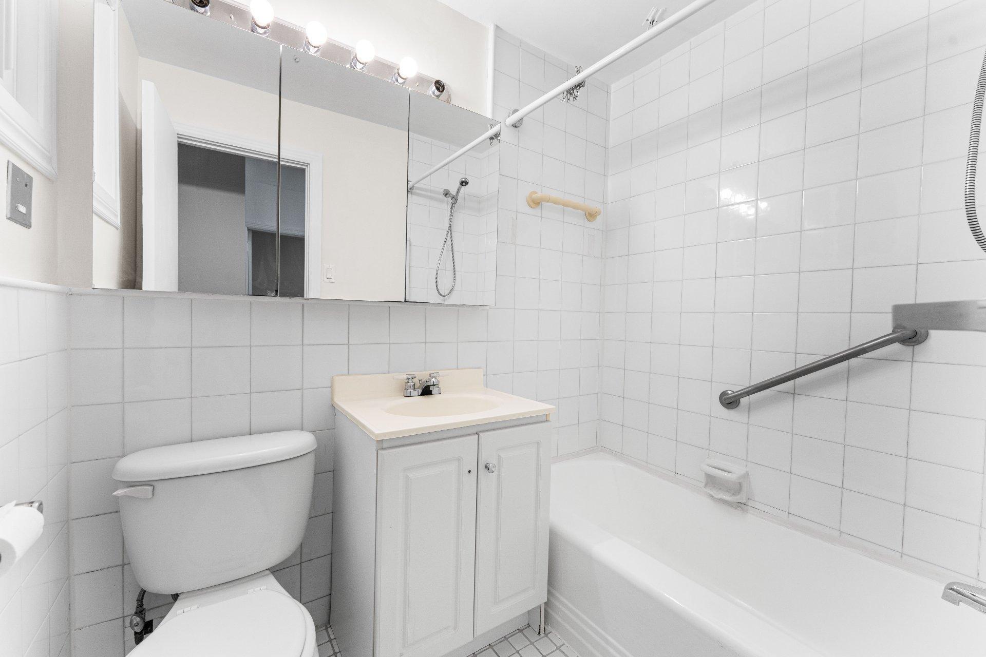 









3145


Av. Linton

, 6,
Montréal (Côte-des-Neiges/Notre-Dame-de-Grâce),




QC
H3S1S5

