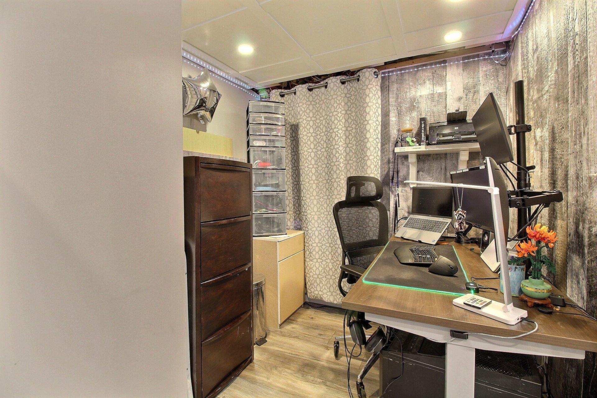 









2125


Rue St-Denis

,
Drummondville,




QC
J2B7M7

