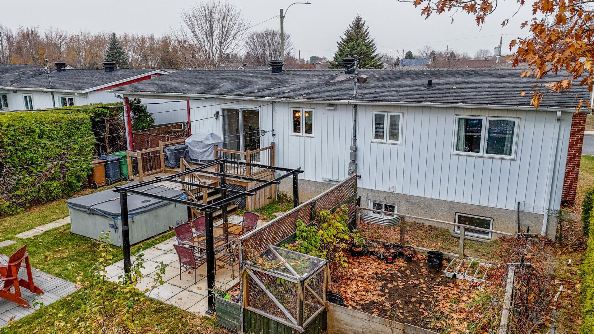 









2125


Rue St-Denis

,
Drummondville,




QC
J2B7M7

