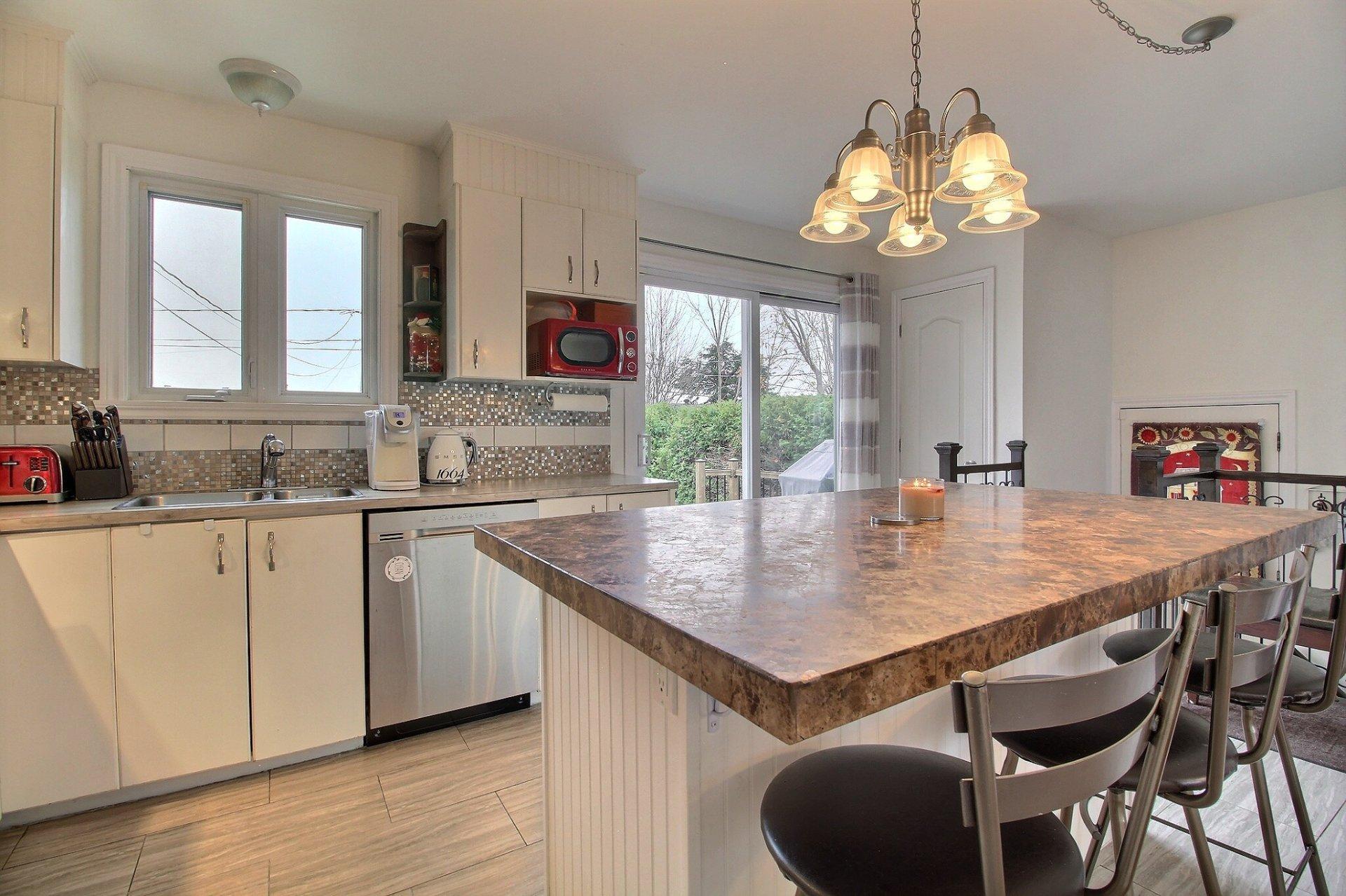 









2125


Rue St-Denis

,
Drummondville,




QC
J2B7M7

