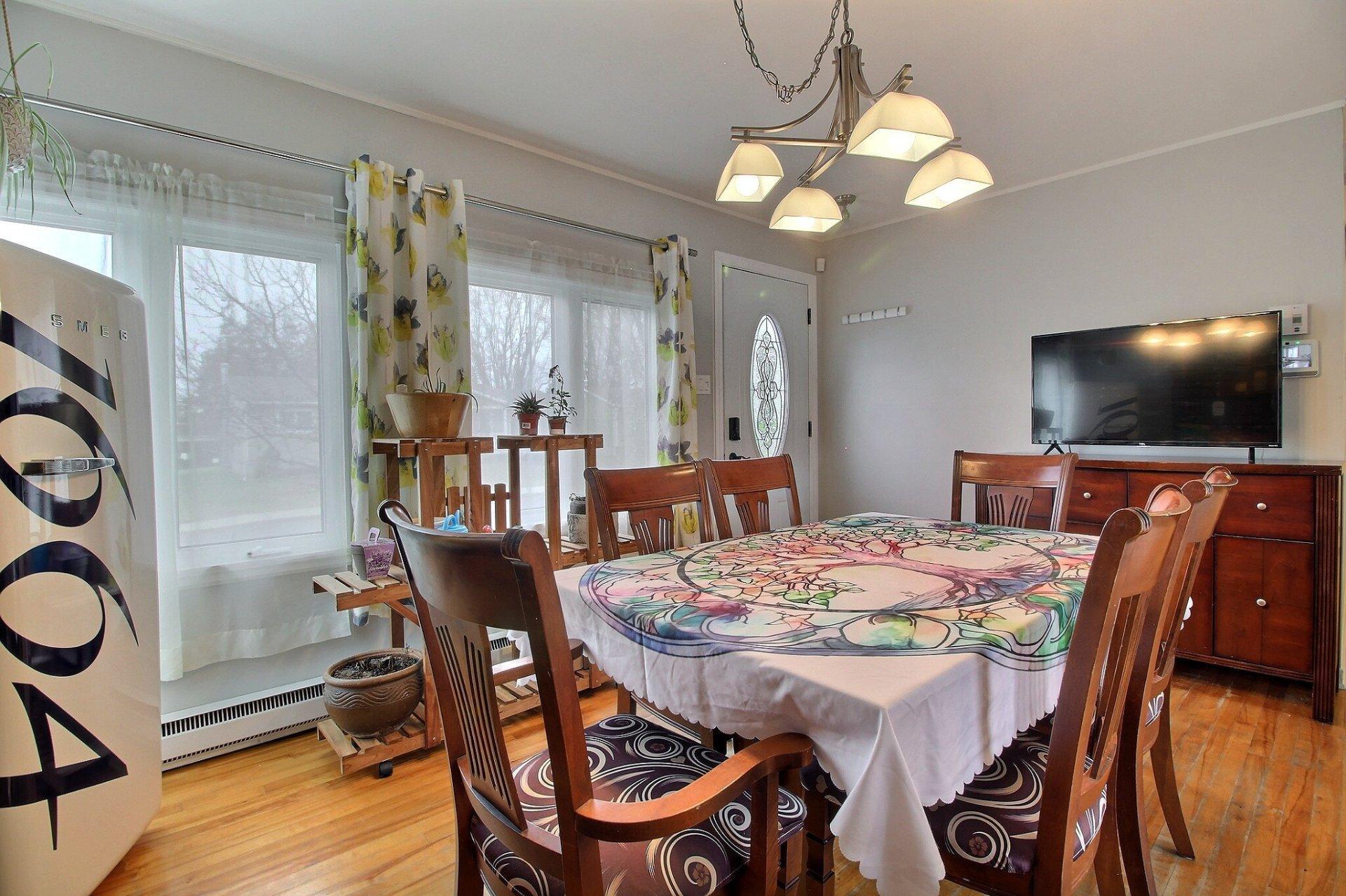 









2125


Rue St-Denis

,
Drummondville,




QC
J2B7M7

