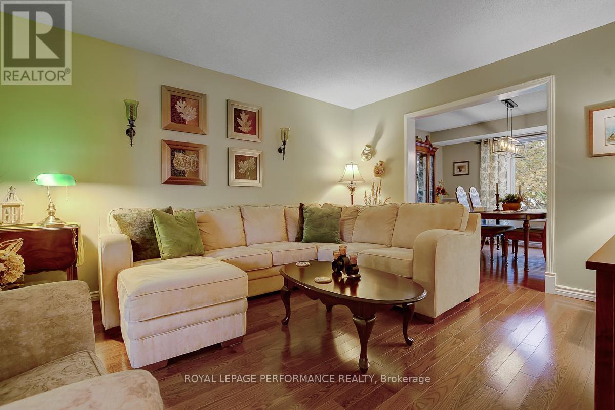 












32 PARKLANDS AVENUE

,
Russell,




Ontario
K4R1A2

