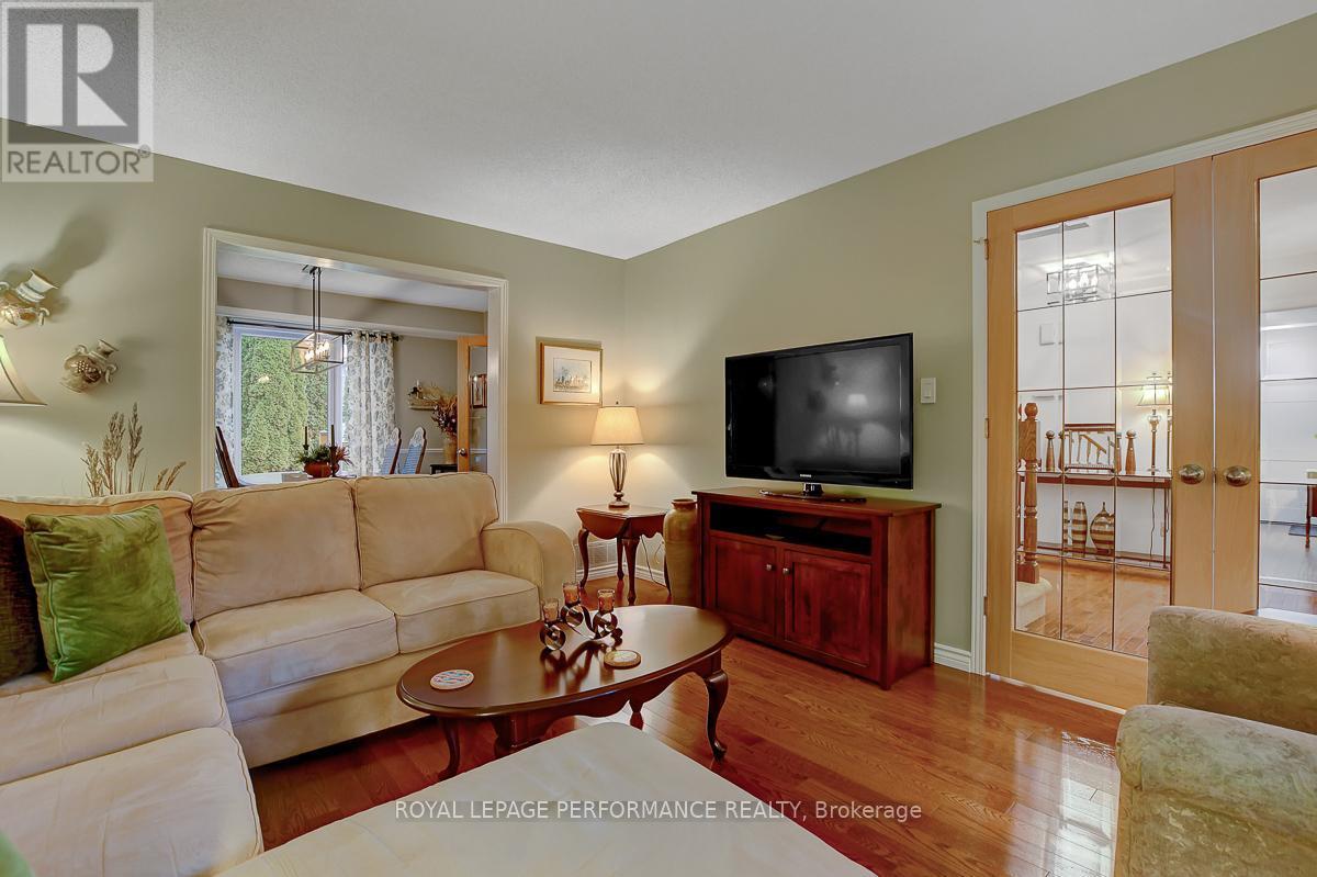 












32 PARKLANDS AVENUE

,
Russell,




Ontario
K4R1A2

