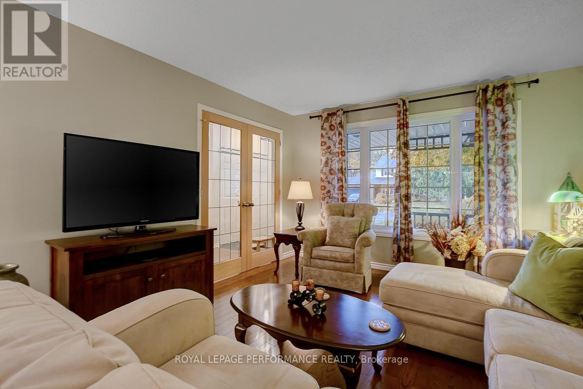 












32 PARKLANDS AVENUE

,
Russell,




Ontario
K4R1A2

