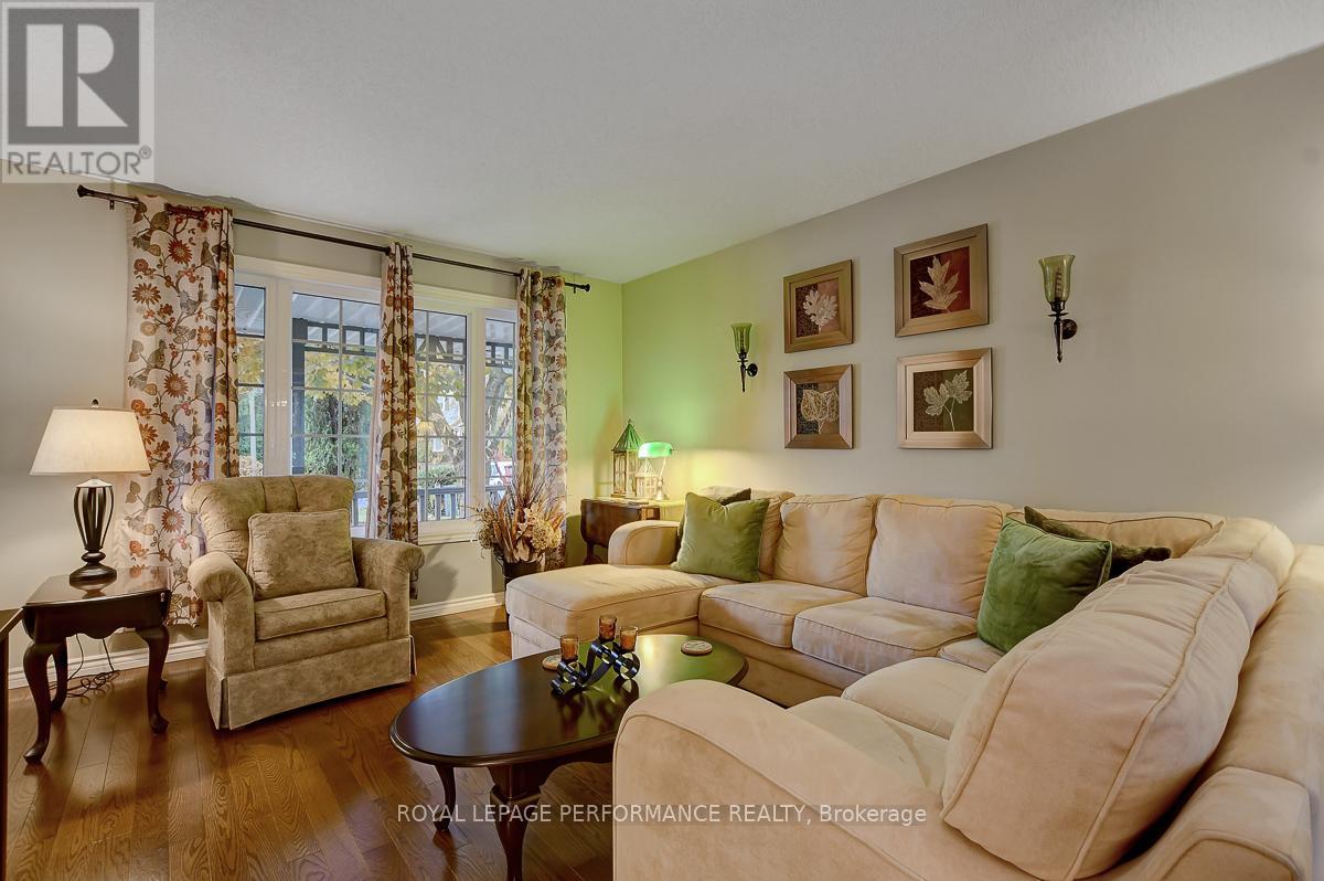 












32 PARKLANDS AVENUE

,
Russell,




Ontario
K4R1A2

