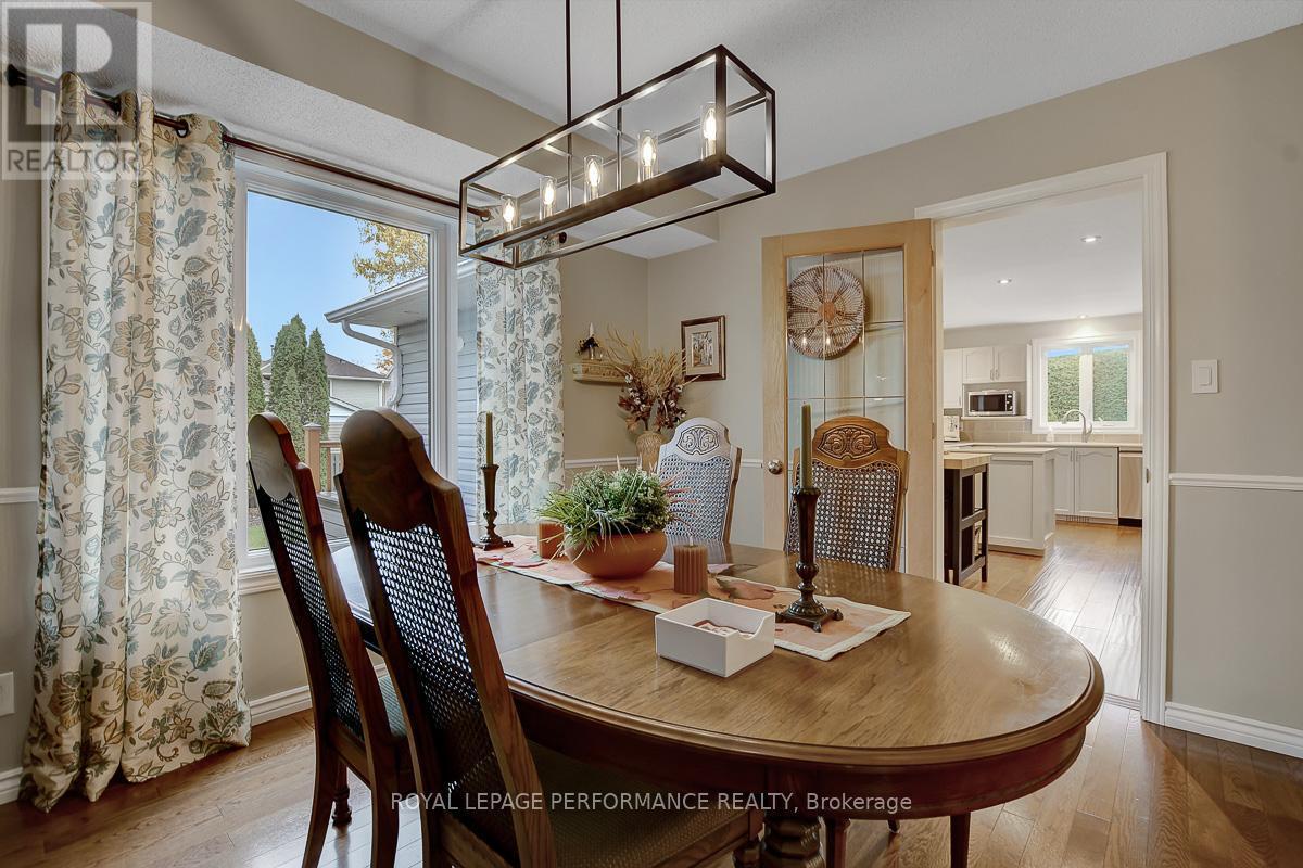 












32 PARKLANDS AVENUE

,
Russell,




Ontario
K4R1A2

