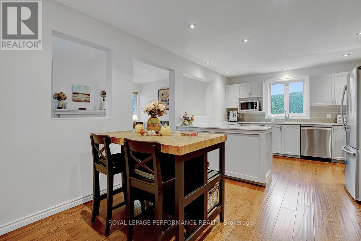 












32 PARKLANDS AVENUE

,
Russell,




Ontario
K4R1A2

