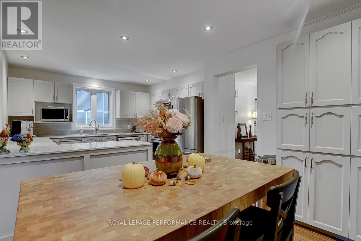 












32 PARKLANDS AVENUE

,
Russell,




Ontario
K4R1A2

