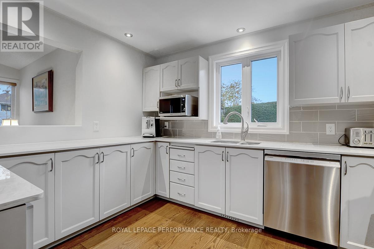 












32 PARKLANDS AVENUE

,
Russell,




Ontario
K4R1A2

