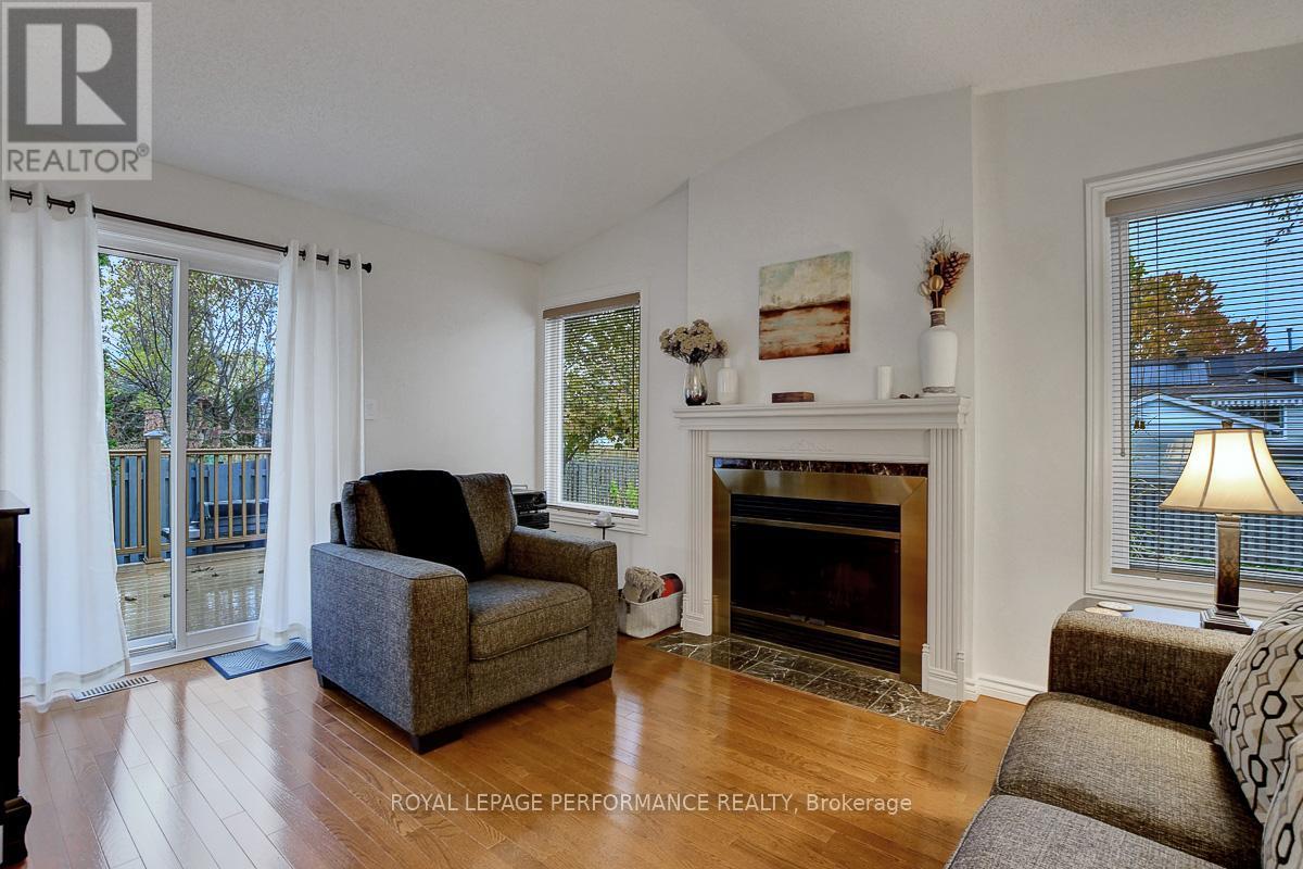 












32 PARKLANDS AVENUE

,
Russell,




Ontario
K4R1A2

