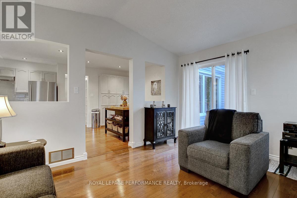 












32 PARKLANDS AVENUE

,
Russell,




Ontario
K4R1A2

