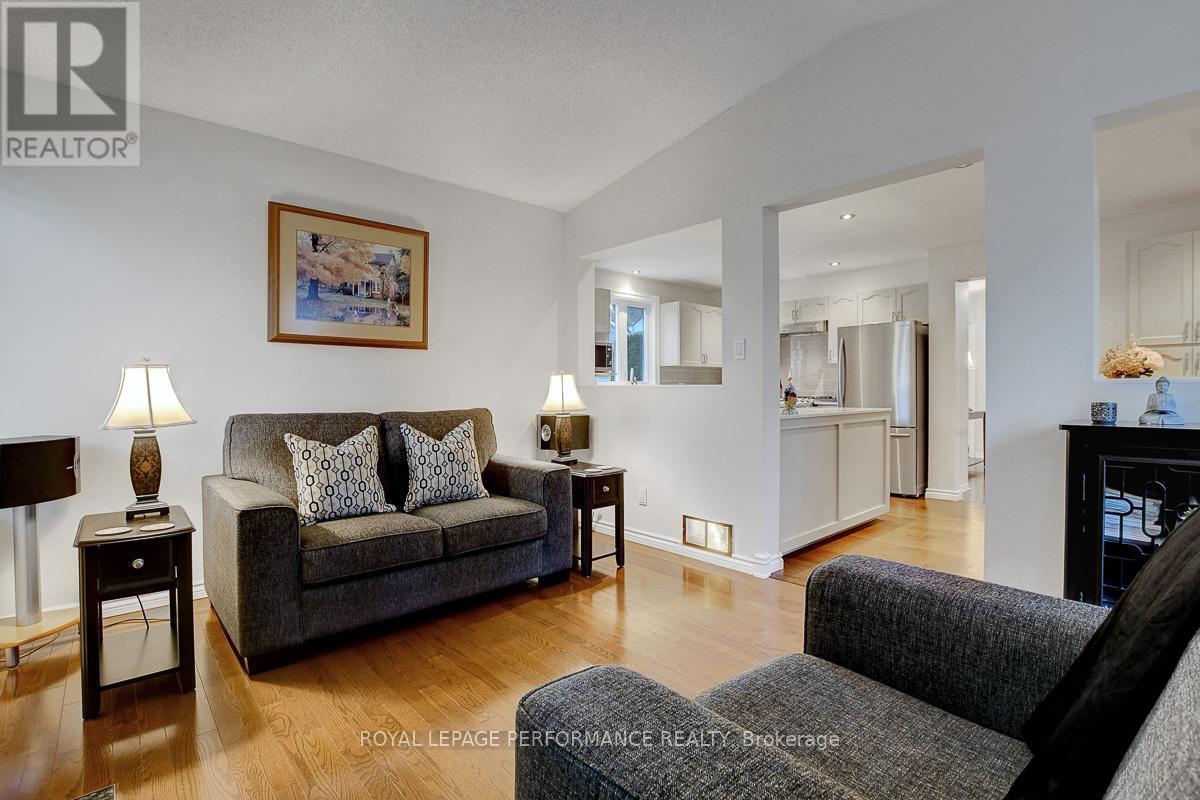 












32 PARKLANDS AVENUE

,
Russell,




Ontario
K4R1A2

