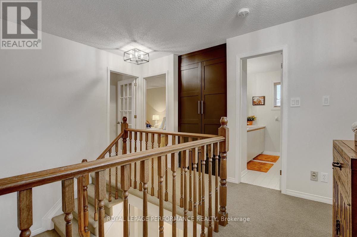 












32 PARKLANDS AVENUE

,
Russell,




Ontario
K4R1A2

