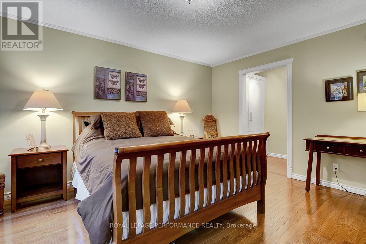 












32 PARKLANDS AVENUE

,
Russell,




Ontario
K4R1A2

