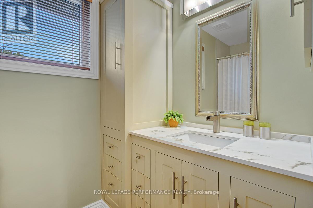 












32 PARKLANDS AVENUE

,
Russell,




Ontario
K4R1A2

