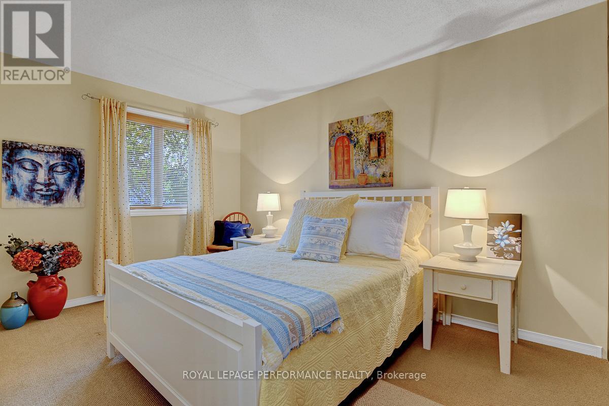 












32 PARKLANDS AVENUE

,
Russell,




Ontario
K4R1A2

