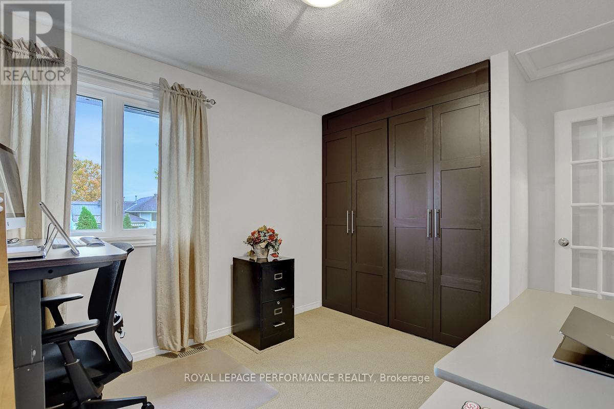 












32 PARKLANDS AVENUE

,
Russell,




Ontario
K4R1A2

