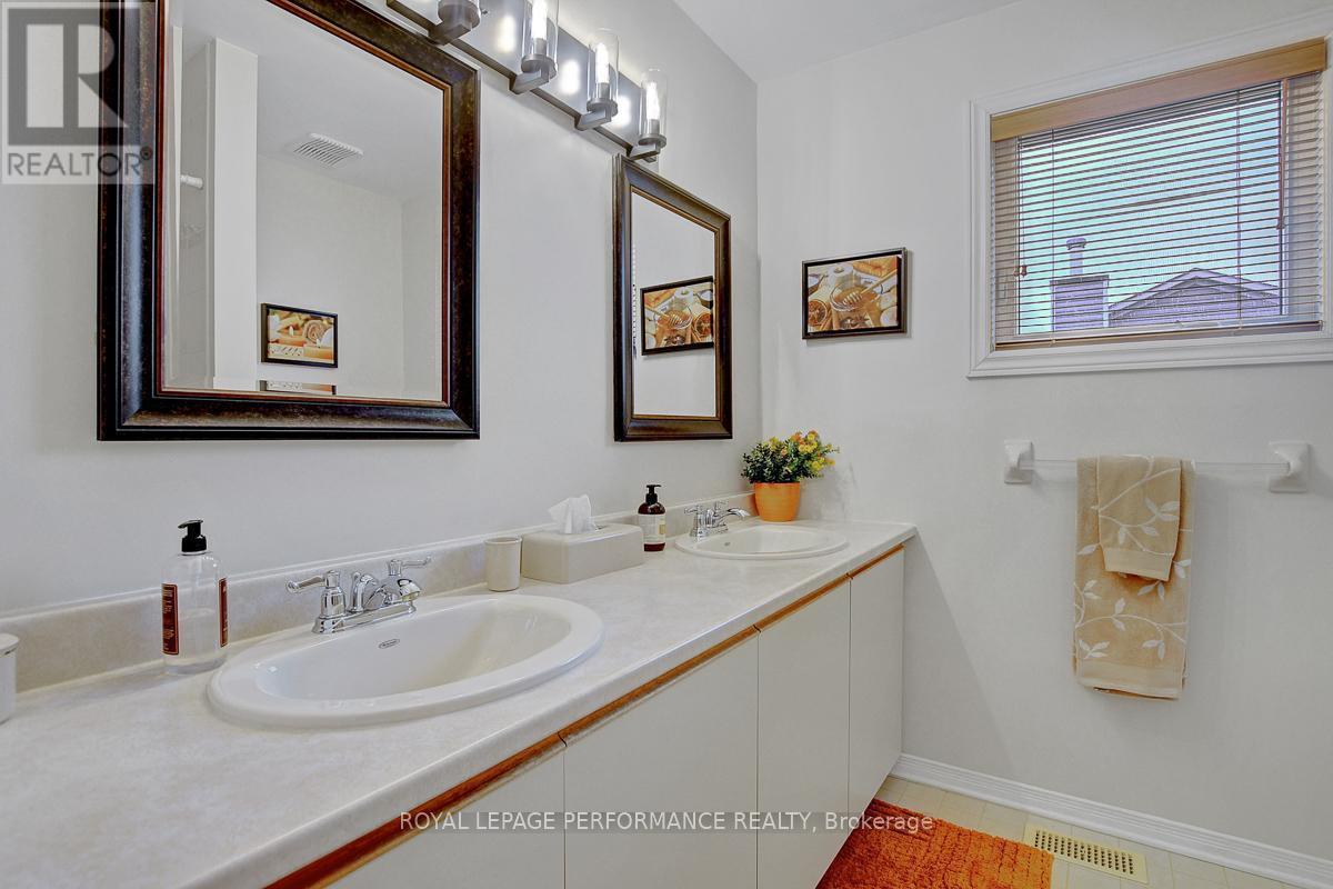 












32 PARKLANDS AVENUE

,
Russell,




Ontario
K4R1A2

